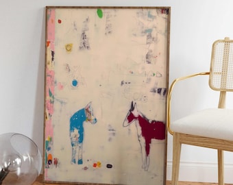 Può includere: Un'opera d'arte da parete rettangolare incorniciata con uno sfondo color crema chiaro, segni astratti e due figure animali stilizzate. Una figura è blu tinta unita con accenti bianchi, l'altra è magenta tinta unita, entrambe delineate da linee nere.