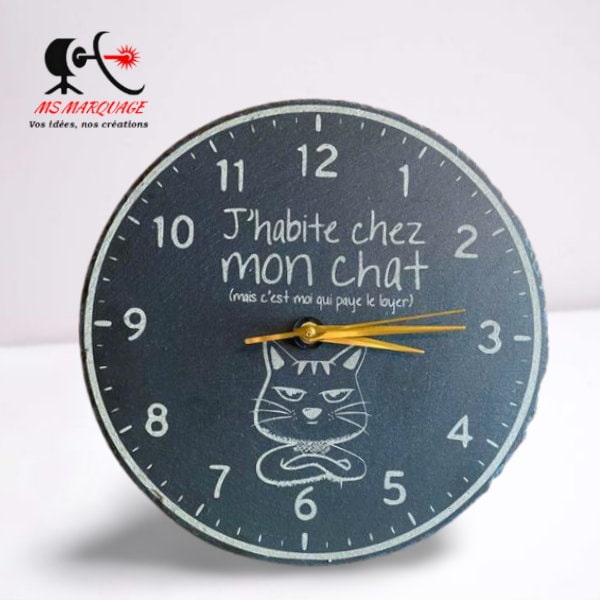 Horloge " humour chat"en ardoise naturelle gravée laser diamètre 30cm 100% personnalisable ( aiguille or, argent ou rouge)