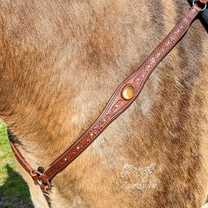 Vorderzeug mit Edelsteinen, Vorderzeug mit Tigerauge