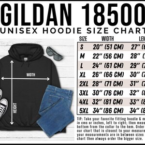 Op de afbeelding: Zwarte Gildan 18500 unisex hoodie maattabel. De tabel bevat afmetingen voor breedte en lengte in inches en centimeters. Maten vari&euml;ren van S tot 5XL. De afbeelding toont ook een zwarte hoodie, jeans en sneakers.