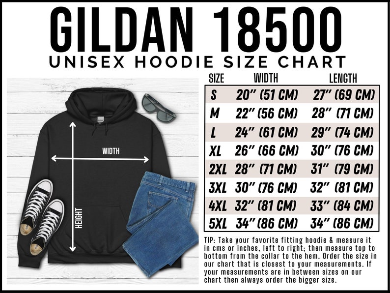 Op de afbeelding: Zwarte Gildan 18500 unisex hoodie maattabel. De tabel bevat afmetingen voor breedte en lengte in inches en centimeters. Maten vari&euml;ren van S tot 5XL. De afbeelding toont ook een zwarte hoodie, jeans en sneakers.