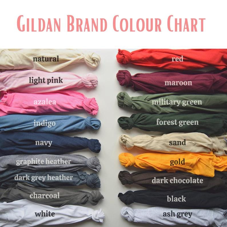 Puede incluir: Una carta de colores que muestra varios colores de camisetas de la marca Gildan. La carta incluye colores como natural, rosa claro, azalea, &iacute;ndigo, marino, gris grafito jaspeado, gris oscuro jaspeado, carb&oacute;n, blanco, rojo, granate, verde militar, verde bosque, arena, oro, chocolate oscuro, negro y gris ceniza.