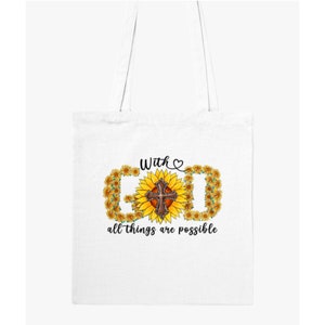 Pu&ograve; includere: Borsa tote bianca con un design di girasole che scrive "With God all things are possible".