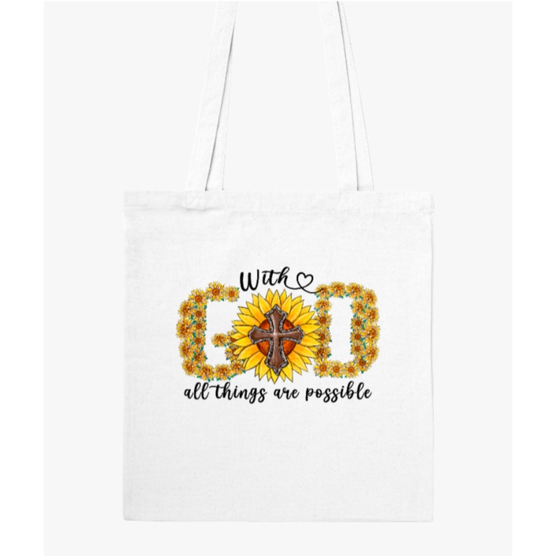 Pu&ograve; includere: Borsa tote bianca con un design di girasole che scrive "With God all things are possible".