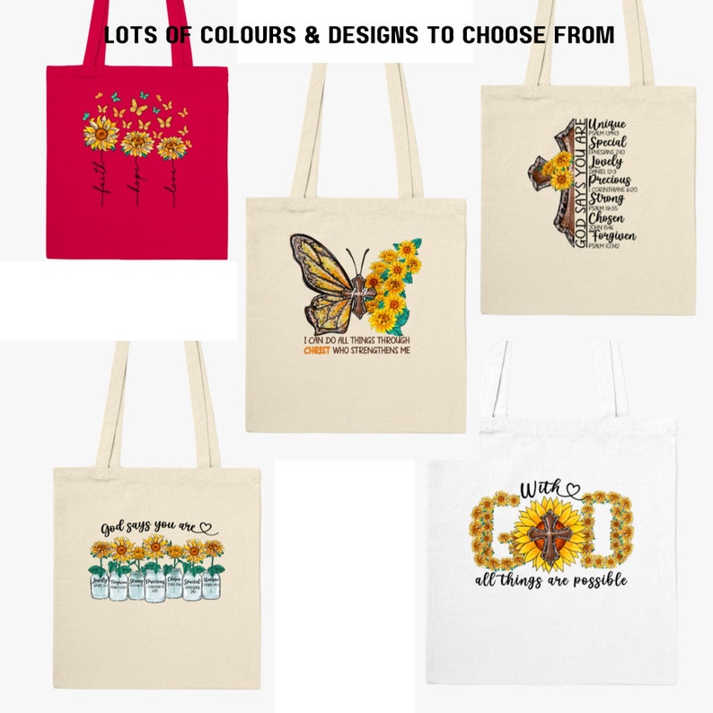 Pu&ograve; includere: Quattro borse a tracolla con diversi design che presentano girasoli, farfalle e croci. Le borse sono tutte in tela naturale e hanno un colore crema. I design sono tutti in tonalit&agrave; di giallo, marrone e verde. Il testo sulle borse include citazioni sulla fede, la speranza, l'amore e Dio.