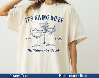 Its Giving Wifey T-shirt Bride to Be-shirt, pasgetrouwde T-shirt, aangepast verlovingscadeau, huwelijksreisoutfit, trouwdag T-shirt, Wifey Vibes, bruid
