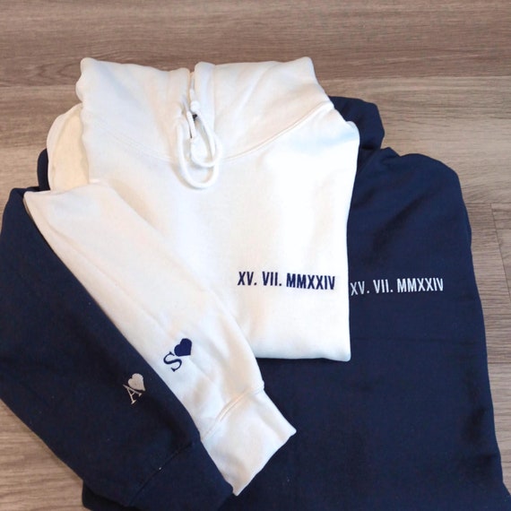 Felpa con cappuccio con numeri romani ricamati: regalo