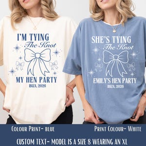 Puede incluir: Dos camisetas, una crema y otra azul, con el texto "I'M TYING The Knot MY HEN PARTY IBIZA, 2026" y "SHE'S TYING The Knot EMILY'S HEN PARTY IBIZA, 2026". Cada camiseta presenta un lazo y estrellas. La impresión azul es blanca.
