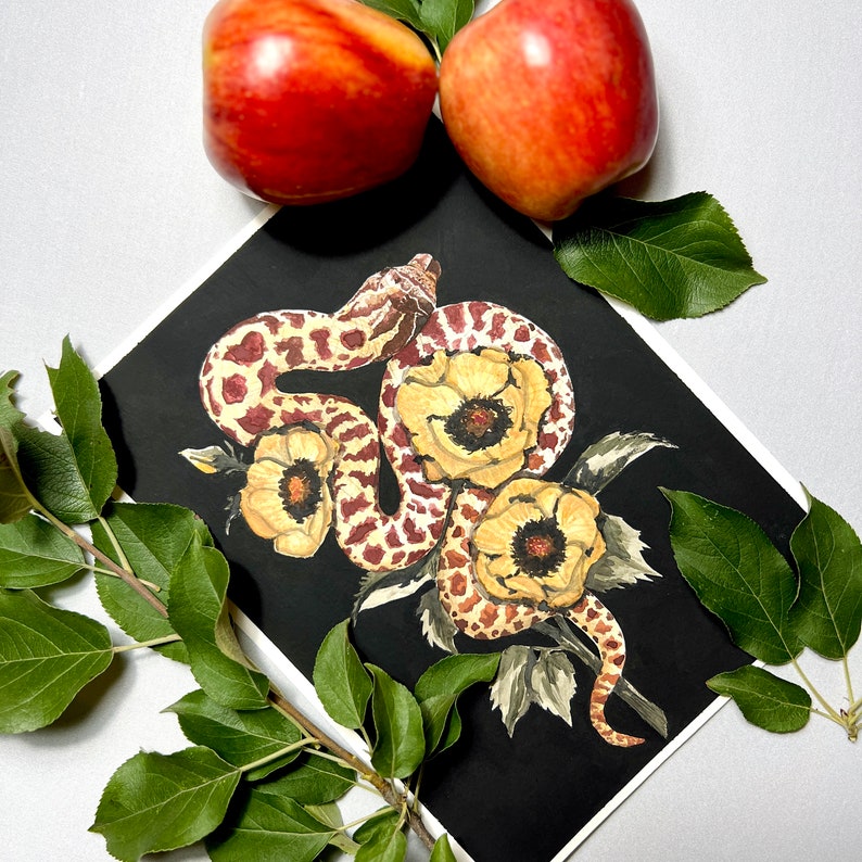 Puede incluir: Una ilustraci&oacute;n en blanco y negro de una serpiente envuelta alrededor de flores amarillas. La serpiente es marr&oacute;n y blanca con un patr&oacute;n texturizado. Las flores son estilizadas y tienen un centro amarillo con p&eacute;talos blancos.