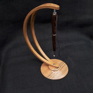 Kugelschreiber in Wenge und seine Halterung aus massivem Walnussholz – gedrehtes Holz – Einzelstück – handgefertigt