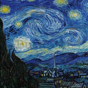 以下が含まれることがあります： 渦巻く雲と明るい黄色の月のある星空の夜を描いた絵画。空は濃い青色で、白と黄色の星が輝いています。手前には木々と小さな町も描かれています。