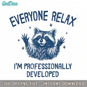 Pode incluir: Uma ilustração gráfica azul-escura de um guaxinim com as patas levantadas, rodeado por pequenas estrelas de quatro pontas. O texto diz EVERYONE RELAX I'M PROFESSIONALLY DEVELOPED. O design inclui a marca QaiDaa e detalhes do arquivo.