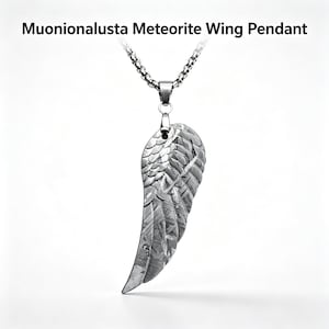 Könnte beinhalten: Ein Muonionalusta Meteoriten-Flügelanhänger bestehend aus einem metallischen, flügelförmigen Anhänger mit Widmanstätten-Struktur, der an einer silberfarbenen Kette hängt. Der Text Muonionalusta Meteorite Wing Pendant steht über dem Schmuckstück.