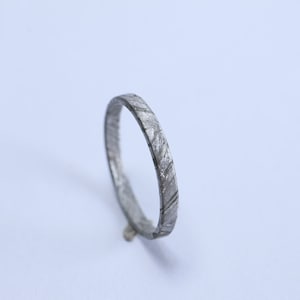 Anel feminino de meteorito, esculpido em meteorito natural, anel minimalista, presente (personalização sob encomenda)