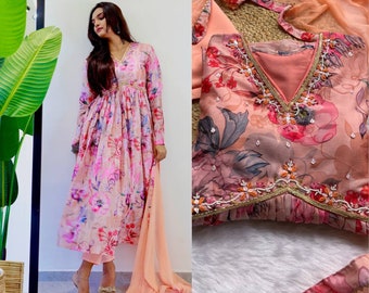 Alia Cut Kurti-Designer Kurti-Nayra cut style kurti_with Muslin Fabric & Floral Digital Mit afghanischer Hose gepaart mit Dupatta