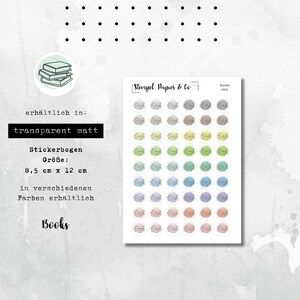 Könnte beinhalten: Ein Bogen mit 36 transparenten matten Aufklebern, die einen Stapel Bücher in verschiedenen Pastellfarben zeigen. Die Aufkleber sind 8,5 cm x 12 cm groß und in verschiedenen Farben erhältlich. Der Text "Books" ist unten auf dem Bogen gedruckt.