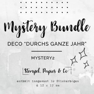Könnte beinhalten: Eine weiß-graue Grafik mit Aquarelltextur, die den Text Mystery Bundle, DECO DURCHS GANZE JAHR, MYSTERY2 und Stempel, Papier & Co enthält. Das Bild zeigt drei kleine Sternsymbole und den Hinweis auf insgesamt 10 Stickerbögen à 12 x 17 cm.
