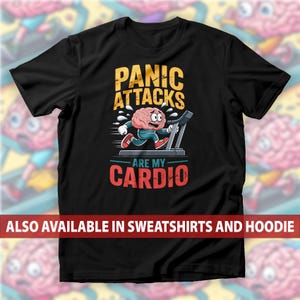 Może przedstawiać: Czarna koszulka z napisem "PANIC ATTACKS ARE MY CARDIO". Projekt przedstawia kreskówkowy mózg biegający na bieżni. Tekst jest w kolorze żółtym i czerwonym. Dostępne również w bluzach i bluzach z kapturem.