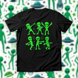 Könnte beinhalten: Schwarzes T-Shirt mit einem neongrünen Aufdruck von tanzenden Aliens. Die Aliens befinden sich in verschiedenen Posen, einige halten Gegenstände wie eine Strahlenkanone und einen Football. Das Design enthält Sterne und andere Weltraum-Elemente.