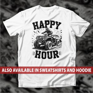 Könnte beinhalten: Weißes T-Shirt mit einem schwarz-weißen Grafikdesign eines Quadfahrers und dem Schriftzug "HAPPY HOUR". Der Text "ALSO AVAILABLE IN SWEATSHIRTS AND HOODIE" ist unten aufgedruckt. Ein Design für Offroad-Enthusiasten.