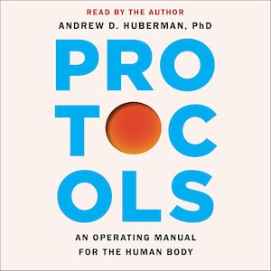 Pode incluir: Uma capa de livro quadrada com um fundo creme claro. A palavra PROTOCOLS está impressa em letras azuis grandes e em negrito. A letra O é substituída por uma esfera circular com gradiente laranja e vermelho. O texto diz: READ BY THE AUTHOR, ANDREW D. HUBERMAN, PhD, AN OPERATING MANUAL FOR THE HUMAN BODY.