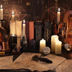 Pode incluir: Uma mesa de madeira escura com uma variedade de itens, incluindo velas, livros, garrafas e uma pena. As velas estão acesas e projetam um brilho quente na mesa. Há também vários pedaços de papel pergaminho com escrita neles. A cena lembra a oficina de uma bruxa ou um ritual mágico.