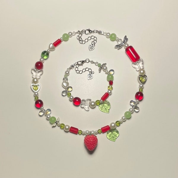 collier frutilla, bijoux en perles faits main, perles, collier fraise, décalage années 90, fairycore, cottagecore, an 2000, coquette, idée cadeau