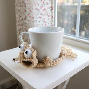 Puede incluir: Un juego de tres tazas de cerámica con un acabado mate moteado. Las tazas son en tonos crema, gris claro y gris oscuro. Cada taza tiene un diseño simple y minimalista y un asa redondeada.