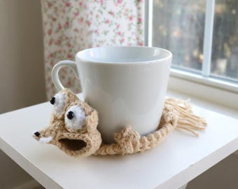 Padrão de crochê em PDF para porta-copos de esquilo da Era do Gelo, tapete de caneca fofo em amigurumi do Scrat, presente divertido para iniciantes em artesanato.