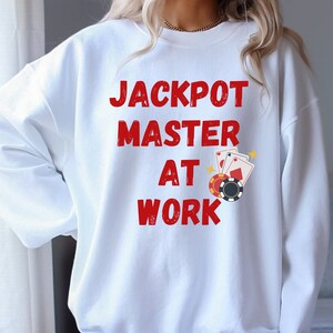 Jackpot Master en el trabajo / Suéter Jackpot / Camisa de casino / Regalo de Jackpot Junkie / Suéter de jugador / Suéter de casino divertido / Camisa de máquina tragamonedas