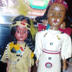 Bambola vintage nativa americana in celluloide, plastica, retrò, anni '70, kitsch, occhi assonnati, souvenir nazionale da collezione, indiana Cherokee, baby papoose