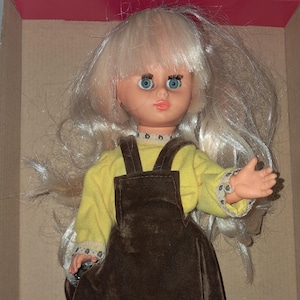 Vintage gummidocka plast Viopad Biopad flicka 70-tal 60-tal retro blondin mode antik pinup mod girl kitsch velourkläder grekisk