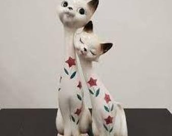 Par de estatuetas vintage japonesas de gatinhos siameses antigos, de tamanho grande, com pescoço comprido e estampa floral, dos anos 60/70. Gatos siameses fofos e de olhos grandes.