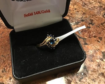 Precioso anillo de oro de 14 quilates con zafiros, talla 8. Peso total: 3,6 gramos.