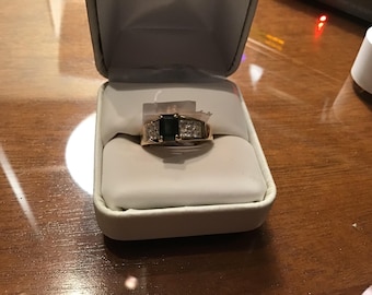 Precioso anillo de 10k talla 8 con hermosas piedras.