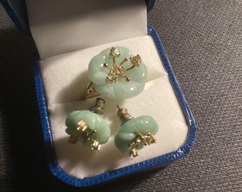 Precioso anillo de jade tallado en oro de 14 quilates y pendientes a juego.