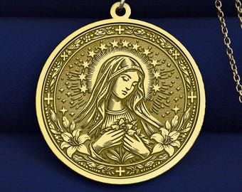 Puede incluir: Collar con colgante dorado que presenta una detallada representación de una figura religiosa dentro de un marco circular. El colgante muestra a una mujer con halo, sosteniendo flores, rodeada de estrellas y detalles florales. La cadena es delicada y dorada.