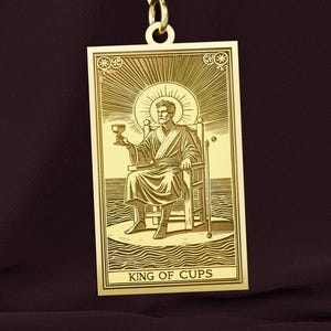 Collana dei Tarocchi del Re di Coppe in oro 14 carati – Ciondolo con carta dei Tarocchi incisa – Gioiello degli Arcani Minori in oro massiccio – Regalo di saggezza ed equilibrio emotivo