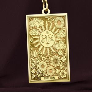 Collar del Tarot del Sol en oro de 14 quilates: símbolo de alegría y vitalidad. Joyas de los Arcanos Mayores. Opción en plata de ley de 925 quilates.
