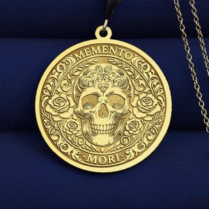 14K Gold Memento Mori Halskette - Schädel-Medaillon-Anhänger - 925K Silber-Option, gotischer Schmuck & Sterblichkeitssymbol