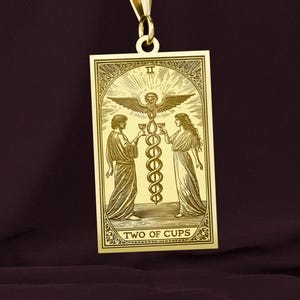 Collar de Tarot Dos de Copas en oro de 14 quilates – Colgante de carta del Tarot grabada – Joya de oro con arcanos menores – Regalo de pareja y amor