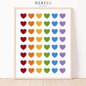 Peut inclure: Impression d'art encadrée avec une grille de cœurs colorés en arc-en-ciel. Les cœurs sont rouges, orange, jaunes, verts, bleus et violets. Le haut du cadre porte l'inscription "WEAVEN art prints".