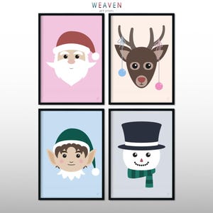 以下が含まれることがあります： クリスマスのキャラクターが描かれた額縁入りのイラスト4点。左上のフレームには、赤い帽子と白いひげを生やしたサンタクロースが描かれている。右上のフレームには、茶色の角と赤い鼻をしたトナカイが描かれている。左下のフレームには、緑の帽子をかぶった茶色の髪の妖精が描かれている。右下のフレームには、黒いシルクハットと緑のスカーフを巻いた雪だるまが描かれている。
