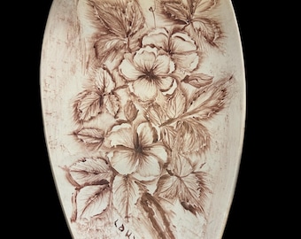 Plato rectangular pintado a mano con motivos florales en tonos sepia, estilo vintage.