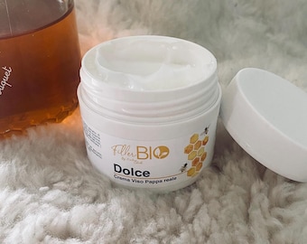 May include: A white jar of face cream with a white lid. The jar has a yellow and black label with the text "Filler Bio by Natura Sib" and "Dolce Crema Viso Pappa Reale".