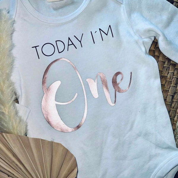 Baby Body Babybody mit Spruch Geburtstag Geburtstagsgeschenk Geschenk Today Im One  personalisiert kurzarm langarm Junge Mädchen