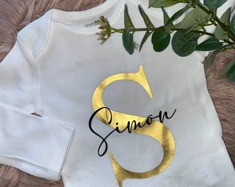 Baby Body Babybody mit Spruch Geburtstag Geburtstagsgeschenk Geschenk Name Buchstabe  personalisiert kurzarm langarm Junge Mädchen