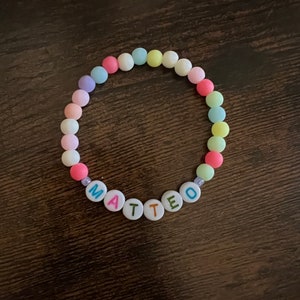 Pulsera con nombres para niños, bebes, para regalo, souvenir para un nacimiento, bisutería personalizada, abalorios, letras, de colores, pastel