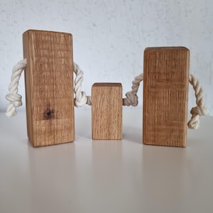 Minimalistische Familienskulptur aus Holz |Handmade Designobjekt aus Massivholz | Familie aus Kantholz über eine Kordel verbunden