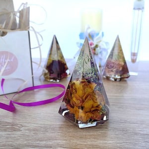 Prisma de resina de rosa eterna: decoración de escritorio hecha a mano con flores eternas